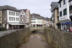Straßenansicht mit Flussbett