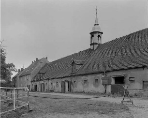 Stallgebäude mit Dachreiter