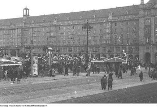 Dresden, Altstadt, Altmarkt, Striezelmarkt mit Pflaumentoffel, Dezember 1955 / Dezember 1956