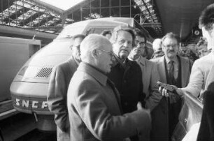 Paris: Gare de Lyon, DB-Präsident Bubel vor dem TGV-Zug