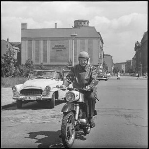 Motorradfahrer korrekt gekleidet, Mai 1968. SW-Foto © Kurt Schwarz.