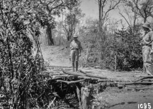 Brücke : Zwei Expeditionsteilnehmer auf einer Holzbrücke.