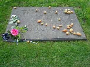 Potsdam - Grab von Friedrich dem Großen : Das Grab vom Preußenkönig Friedrich II. im Park von Schloss Sanssouci ist immer mit Kartoffeln geschmückt, aufgenommen am 21. Juli 2012 in Potsdam