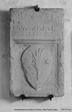 Grabstein mit unleserlicher Inschrift und Wappen