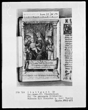 Lateinisch-französisches Stundenbuch — Madonna mit dem Kind angebetet von zwei Engeln mit Textanfang in einer Kartusche, Folio 19verso