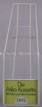Werbeaufsteller für "Atika"-Zigaretten, "Die Atika-Kassette."