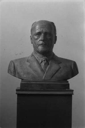 Büste von Walter Ulbricht (alte Fassung) : Büste von Walter Ulbricht (alte Fassung). Gips, getönt oder Bronze (vor 1964; W. Arnold)