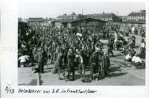 Heimkehrer aus der Sowjetunion sammeln sich zum Abmarsch im Lager Gronenfelde bei Frankfurt/Oder
