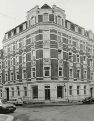 Wohnhaus mit Eckladen
