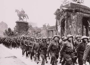 2. Weltkrieg, sowjetische Soldaten in Berlin, am Denkmal Kaiser-Wilhelm I. vorbeimarschierend