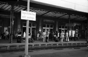 Freiburg: Hauptbahnhof; Wartende auf Bahnsteig 1