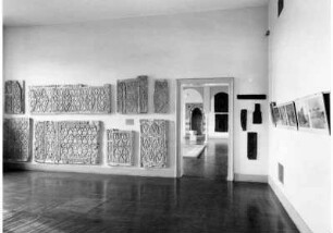 Aufstellung des Museums für Islamische Kunst im Pergamonmuseum, Samarra-Saal (Raum 4) mit Blick in den Ägyptischen Saal (Raum 5 und 6)