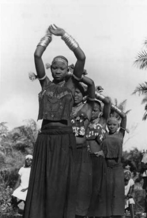 TschiKoumbi, Danse des jeunes filles à la recherche d'un mari