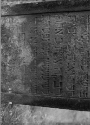 Grabstein 398 (Index: 100107888) Material: heller Sandstein Zustand: verwittert, stark versalzen Maße HxBxT: 125x67x18 cm Beschreibung: Stele mit geschwungen eingezogenem Rundbogenabschluß, Schriftfeld rechteckig eingezogen: Grabstein 398B