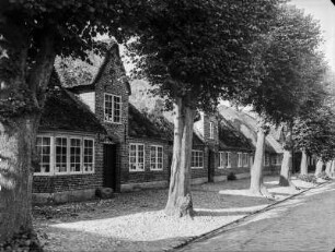 Backsteingebäude : Lange Backsteinhäuser, davor Allee.