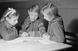 Reportage über Schüler und Lehrer der Schule am Spittelmarkt : Schüler beim Erledigen der Hausaufgaben
