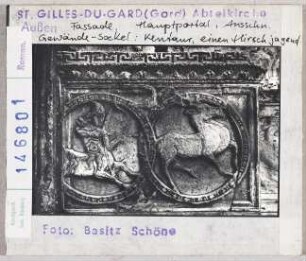 Saint-Gilles-du-Gard: Abteikirche, Westfassade, Hauptportal, Gewändesockel, Kentaur