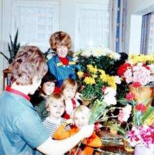 Kinder der Kinderkombination Karl-Marx-Stadt fertigen Blumengestecke