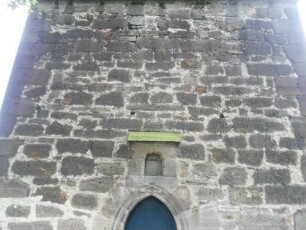 Evangelische Kirche - Kirchturm von Westen-Erd- und Mittelgeschoß mit Werksteinen im Mauersteinverband im Detail