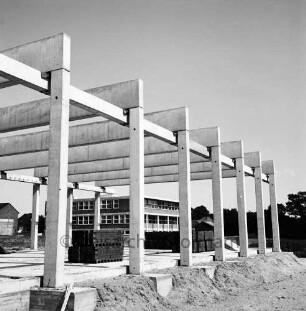 Sporthalle der Dörfergemeinschaftsschule Bargteheide-Land: Alte Landstraße: in Bau: Ständerwerk aus Beton-Fertigteilen: im Hintergrund Amtshaus Bargteheide-Land vor Fertigstellung