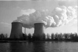 Biblis: Dampfwolke des Atomkraftwerks, mit Licht von Süden