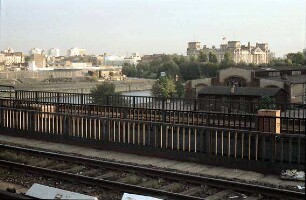 Berlin: Die Reise nach Berlin; Fernbahnzug überquert Sektorengrenze Friedrichstraße vom S-Bahnhof Lehrter Bahnhof