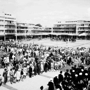 Schützen- und Volksfest: Veranstalter Heimatring und Ahrensburger Schützengilde: Umzug: Straße Reeshoop [später Manfred-Samusch-Straße]: Rathausvorplatz: Aufmarsch der Vereine: vorne rechts Feuerwehrkapelle: Zuschauer: hinten Rathausplatz, Reiterstaffel, 11. Juni 1972