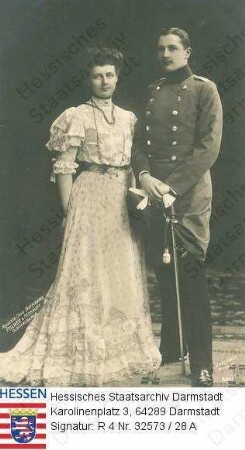 Eitel Friedrich Prinz v. Preußen (1883-1942) / Porträt in Uniform mit Ehefrau Sophie Charlotte Prinzessin v. Preußen geb. Prinzessin v. Oldenburg (1879-1964) / stehend, Ganzfiguren