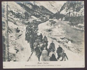 Gegen Italien. Abtransport gefangener Italiener auf der Vormarschstraße im Isonzotal [12. Isonzo-Schlacht]