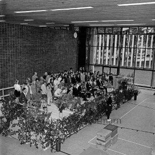 Stormarnhalle: Einweihung: die Bühne mit einem Schulchor