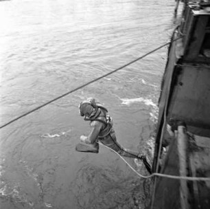 Bergung der noch im Rhein lagernden Trümmer der alten Rheinbrücke, die 1945 gesprengt wurde.