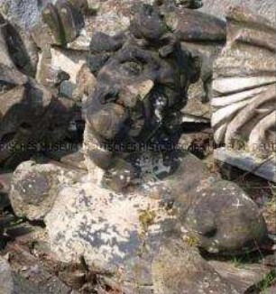 Fragment einer Zeughaus-Bauplastik: Kopf und Schulterpartier eines gefesselten Kriegers aus der ........-Gruppe (Dachbalustrade, .....seite) ???