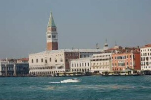 Markusplatz in Venedig : Blick vom Wasser auf den Dogenpalast und den 98 m hohen Campanile am Markusplatz. Aufgenommen in Venedig im März 2007