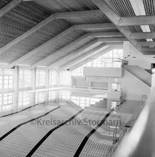 Hallenbad Bad Oldesloe: Konrad-Adenauer-Ring: Blick auf das Schwimmbecken und das Nichtschwimmerbecken dahinter
