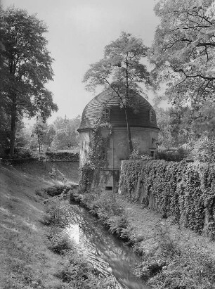 Hermsdorf. Schloss. Südöstlicher Turm (Kapellenturm), Mauer und Rödergraben von Nordosten