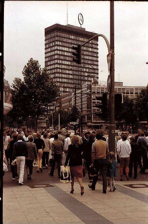 Berlin: Fußgänger; Tauentzienstraße; Hintergrund Europa-Center
