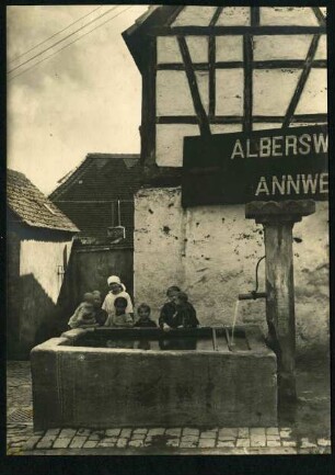 Straße nach Albersweiler, Laufbrunnen