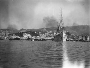 Hafenszene : Blick auf Schiffe vor einem europäischen Hafen