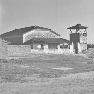 Griechenland. Insel Limnos. Glockenturm vor einem Gotteshaus.