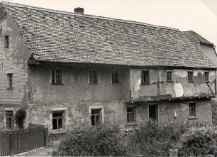 Wohnhaus in Waditz mit balkonartigem Vorbau und Dachverzierung : Domske we Wadecach z wutwarkom