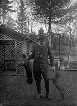 Förster mit Jagdbeute und Hund