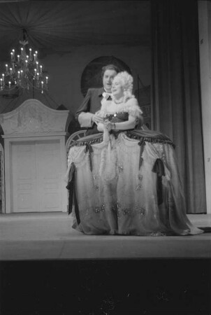 Szenenbilder aus der Operette "Die Dubarry" von Karl Millöcker und Theo Mackeben am Metropol-Theater Berlin