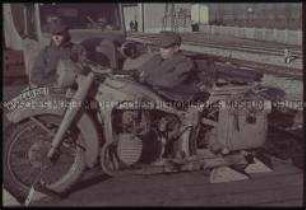 Soldaten auf einem Motorrad
