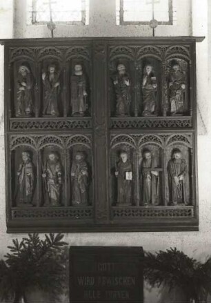 Brüsewitz-Groß Brüz. Dorfkirche. Seitenflügel eines Altars (A. 16. Jh.) mit den Schnitzfiguren der zwölf Apostel