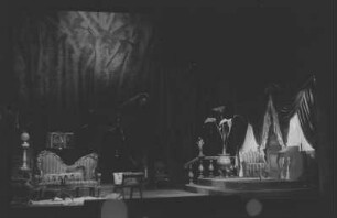 Szenenbilder aus dem Stück "Der Wald" von Alexander Nikolajewitsch Ostrowski am Hebbel-Theater Berlin