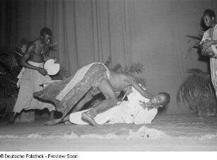 Auftritt eines afrikanischen Ensembles unter der Leitung der Dichters Keita Fodeba in der Kongresshalle