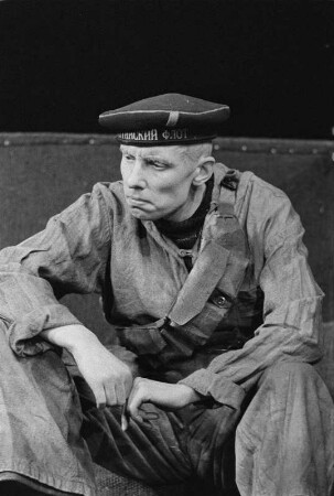 Szenenbilder aus "Optimistische Tragödie" von Wsewolod Wischnewski. Berliner Ensemble, 28.03.1958