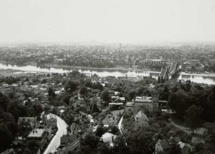 Dresden-Loschwitz. Blick vom Restaurant "Luisenhof" über die Grundstraße mit Trasse der Standseilbahn zur Loschwitzer Brücke ("Blaues Wunder") und auf Blasewitz