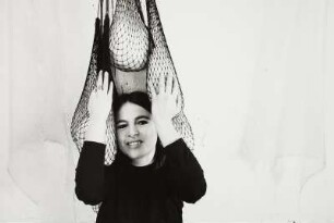Die Künstlerin Eva Hesse in ihrem Atelier in der Bowery