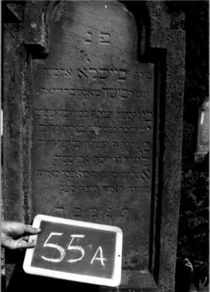 Grabstein 55 (Index: 100109984) Material: Sandstein Zustand: leicht verwittert Maße HxBxT: 156x49x20 cm Beschreibung: Stele, Sockel, eingezogener Rundbogenabschluß, Schriftfeld eingetieft: Grabstein 55A